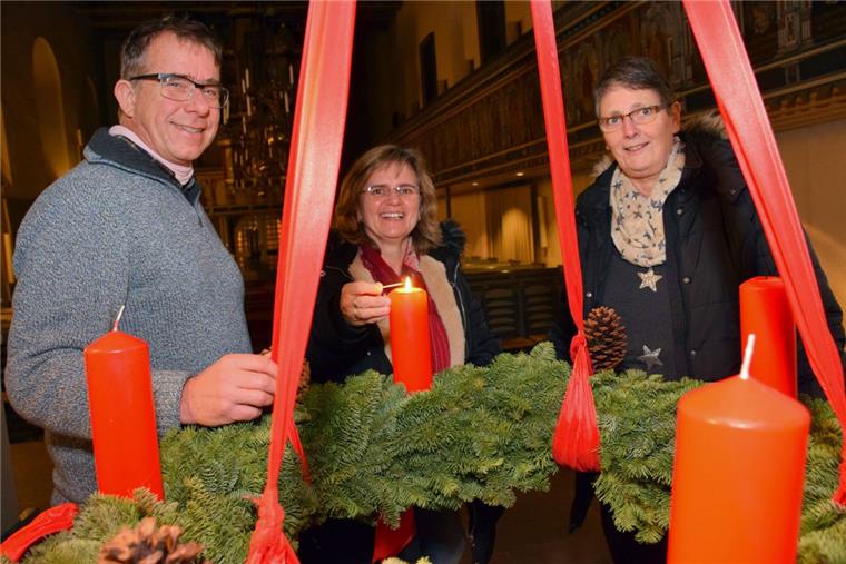 Selten sind die Kirchen so gut besucht wie an Heiligabend. Das ist auch in Blexen so. Pastor Dietmar Reumann-Claßen sieht sich dennoch gewappnet – denn er hat ein Team aus ehrenamtlichen Küstern an seiner Seite. Dazu gehören unter anderem Sylke Bohlen (Mitte) und Birgit Brau.