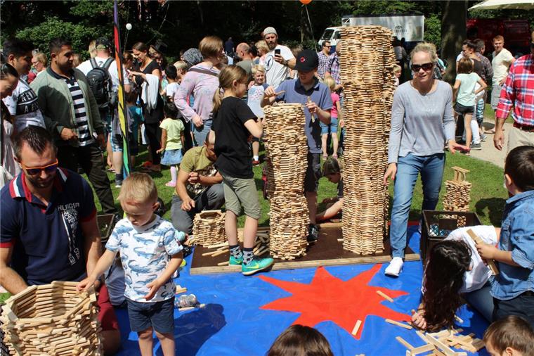 Selten war der Zevener Stadtpark so voller Menschen. Nicht nur die Türme, die die Kinder aus Holz bauten, wurden höher als erwartet. Auch mit so einem großen Publikumszuspruch hatte kaum jemand gerechnet. Das Kids World Festival im Rahmen des Zevener Kultursommers kann als voller Erfolg gewertet werden.