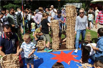 Selten war der Zevener Stadtpark so voller Menschen. Nicht nur die Türme, die die Kinder aus Holz bauten, wurden höher als erwartet. Auch mit so einem großen Publikumszuspruch hatte kaum jemand gerechnet. Das Kids World Festival im Rahmen des Zevener Kultursommers kann als voller Erfolg gewertet werden.