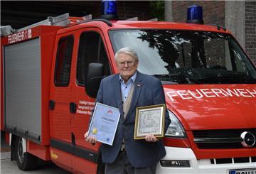 Seltene Ehrung: Jubilar Heinrich Köhnken, der sich auch politisch engagierte, erhielt eine Urkunde des Landesfeuerwehrverbandes.