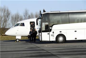 Seltenes Bild: Per Charterflieger sind die Adler Mannheim zum DEL-Spiel bei den Fischtown Pinguins angereist. Nach der Landung in Nordholz ging es per Bus nach Bremerhaven weiter. 