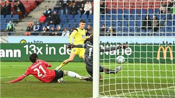 Semir Telalović (M.) erzielt in Hannover das 1:0 für den SSV Ulm.