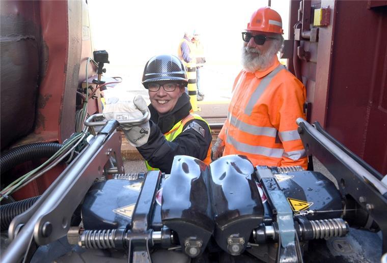Bremerhaven: Digitale Technik für Güterzüge der Zukunft Senatorin Dr. Claudia Schilling und Ingo Lengsfeld (DB Cargo) inspizieren die Digitale Automatische Kupplung.