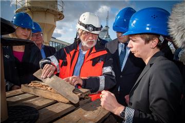 Senatorin Schilling (rechts) informiert sich über den Zustand der "Seuten Deern".  