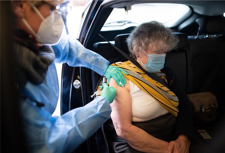 Bremervörde: Drive-In-Impfung für über 80-Jährige Senioren ab 80 Jahren können sich in Bremervörde im Drive-in-Verfahren auf dem Beifahrersitz eines Auto gegen Corona impfen lassen.