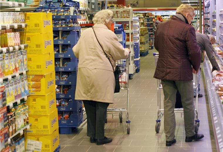 Senioren beim Einkaufen: Das soll in diesen Tagen nach Möglichkeit nicht notwendig sein.