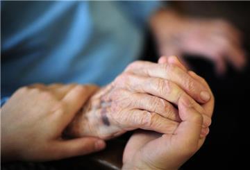 Eine jüngere Person hält die Hand einer älteren Person. Senioren können monatlich einen Entlastungsbetrag von 131 Euro erhalten und diesen beispielsweise für Hilfe im Haushalt ausgeben. 