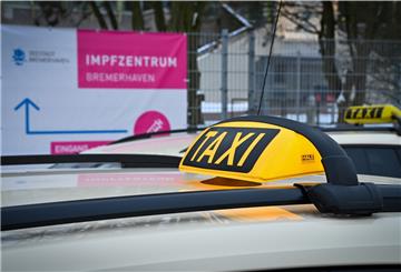Taxi vor dem Corona-Impfzentrum in Bremerhaven.