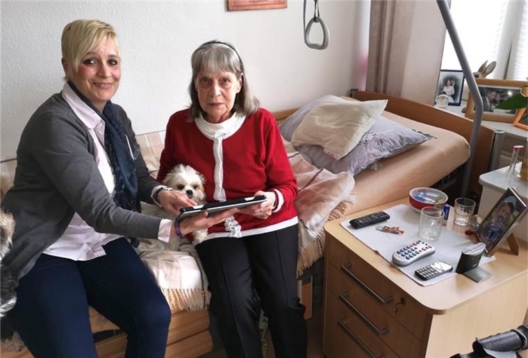 Seniorenwohnpark-Leiterin Claudia Bru¨ggemann (links) freut sich mit Bewohnerin Monika Frerichs, dass sie ihren Enkel per Skype sehen kann. 