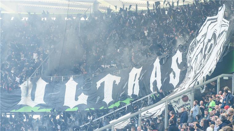 Doppelpack gegen Ex-Club: Frankfurts Topsturm schlägt zu Sensenmann im Fanblock: Die Frankfurter Anhänger in Wolfsburg.
