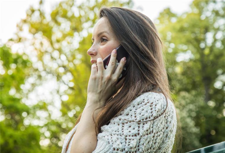 Gesundheitsamt warnt vor Telefon-Betrügern: Niemals persönliche Daten herausgeben Eine Frau am Telefon.