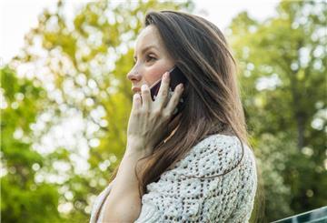 Eine Frau am Telefon. 