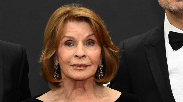 Senta Berger und ihre Erinnerungen an das große Glück Senta Berger erinnert sich gerne an frühere Zeiten, vor allem mit ihrem Ehemann Michael Verhoven, der im April 2024 starb.