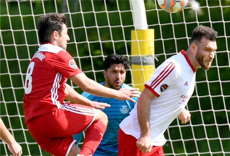 Gewalt im Bremerhavener Fußball – ein Rassismus-Problem? Serdar Denkgelen (rechts) ist der Meinung, das Temperament der Südländer werde auf dem Platz ausgenutzt.