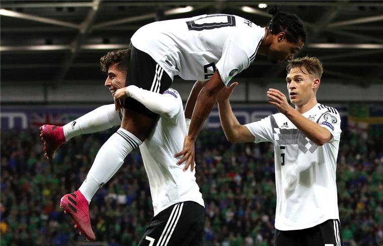 Fußball: Nationalelf macht "wichtigen Schritt" in Nordirland Serge Gnabry (oben) jubelt über das Tor zum 2:0 mit seinen Teamkollegen Kai Havertz (links) und Joshua Kimmich.