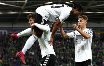 Serge Gnabry (oben) jubelt über das Tor zum 2:0 mit seinen Teamkollegen Kai Havertz (links) und Joshua Kimmich.