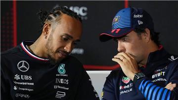 Sergio Pérez (r) steht bei Red Bull nach den jüngsten Ergebnissen unter Druck.