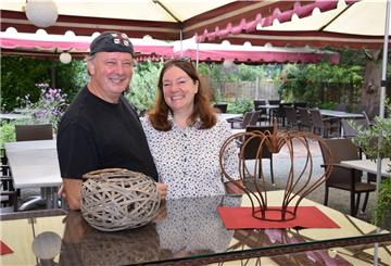 Sergio und Kerstin Geremia betreiben in Ostereistedt seit 2012 ihr italienisches Restaurant "La Locanda". Die große Außenterrasse hilft bisher in der Corona-Zeit, viele Gäste zu bewirten. Gerührt ist das Ehepaar über die große Solidarität, die die Gastronomen im Ort erfahren.