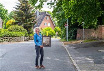 Serie "Lieblingsort". Andrea Rosemeier liebt das idyllische Fleckchen an der Straße Am Jedutenberg. Als junge Frau malte sie genau diesen Blick, wie er sich heute noch bietet, um die Dionysiuskirche mit Ölfarben - auf einem alten Bettlaken. Foto: Hartmann