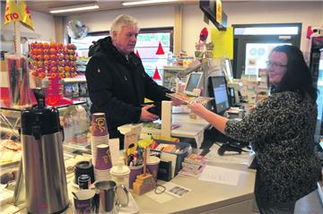 Service und Engagement ist das Geheimnis auch von Martina Reiners. Die 59-Jährige betreibt in Drangstedt einen Dorfladen im "Tante-Emma-Stil". Rainer Bogatzki kauft gerne hier ein. Ähnliche Angebote gibt es noch in Ringstedt und Flögeln.