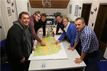 Setzen sich gemeinsam für schnelles Internet ein (von links): Horst Meyer, Marcel Graw, Jörn Mangels, Hendrik Ehlers, Anke Ehlers und Ingo Bunjes.