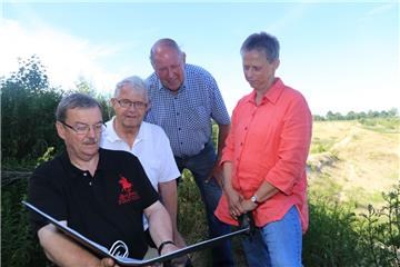 Setzen sich gemeinsam gegen die geplante Deponie ein (von links): Heino Fromme, Bernd Ricker, Hans-Joachim Nieschlag (alle BI Driftsethe) und Karla Mombeck (BI MUT).