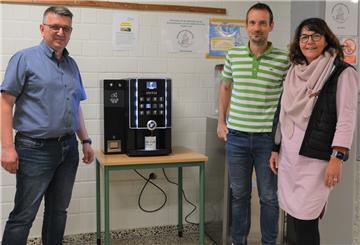 Setzen sich gemeinsam mit Kollegen und Schülern dafür ein, Fairtrade Schule zu werden: Schulleiter Ralf Biallas (von links), sein Stellvertreter Axel Martin und Lehrerin Stefanie Uhe.