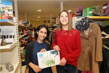Setzen sich mithilfe des Bürgermarkts für eine bessere Welt ein: Dicle Kocaaga und Clara Seekamp spenden den Erlös ihres Projektes ans UN-Kinderhilfswerk. Foto Gehrke