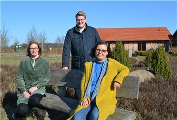 Setzen voll auf Natur und Umwelt: Die beiden neuen "Naturschutzbeauftragten" im Rathaus Melanie Koch (links) und Ina Kroisandt sowie Schiffdorfs Bürgermeister Henrik Wärner.