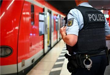 ARCHIV - 03.07.2024, Bayern, München: Ein Bundespolizist steht am Hauptbahnhof München an einer S-Bahn. In Halle (Saale) ermittelt die Bundespolizei, weil Betonteile und ein Rasenmäher auf Gleise gelegt wurden. (zu dpa: «Güterzug kollidiert mit Rasenmäher: Polizei sucht Zeugen») Foto: Sven Hoppe/dpa +++ dpa-Bildfunk +++