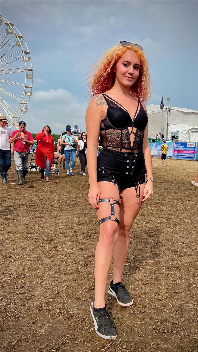 Sexy und extravagantBunte Locken, eine schwarze Hotpants, ein durchsichtiges Spitzentop und ein Lederband mit Nieten am Bein - mit diesem Outfit fällt Alina aus Münster auf. "Ich trage gerne extravagante Kleidung - auch im Alltag", sagt die 19-Jährige. "Sie ist ein Mini-Punk", sagt ihre Freundin. Um jeden Tag gut gestylte zu sein hat sie vier Hosen und zahlreiche Tops eingepackt. "Die Sachen kann ich alle miteinander kombinieren", erklärt sie.
