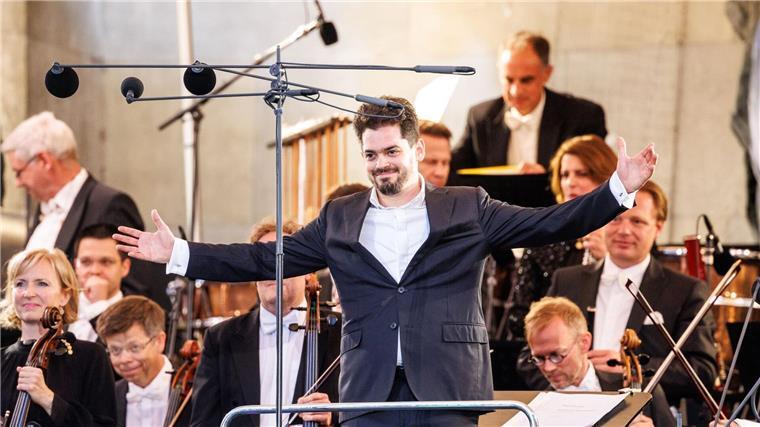 Shani mit seinem künftigen Orchester bei „Klassik am Odeonsplatz“. (Archivbild)