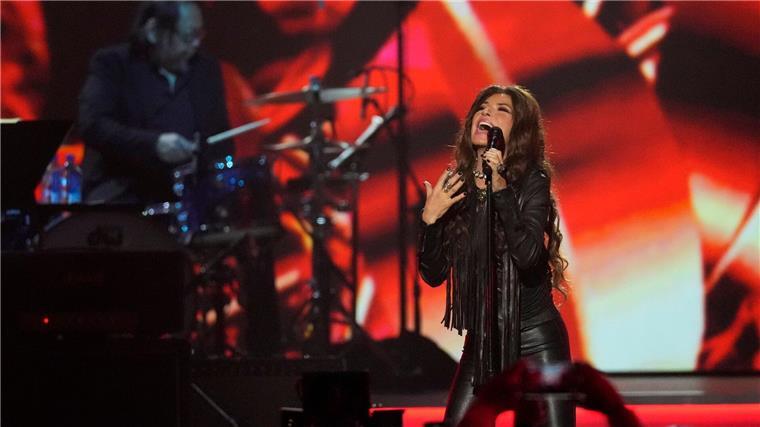 Glastonbury setzt diesmal auf Sängerinnen als Headliner Shania Twain bei einer Veranstaltung zur Ehrung von Jon Bon Jovi. Die Sängerin tritt als Headliner bei dem diesjährigen Glastonbury Festival auf.