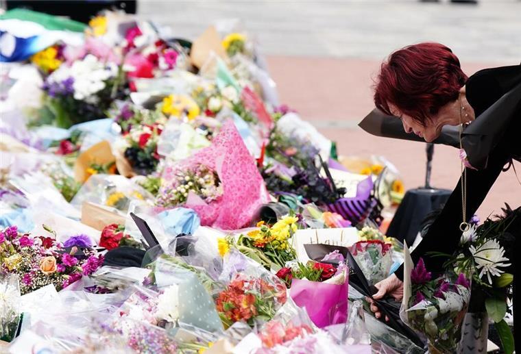 Sharon Osbourne bedankt sich für „überwältigende Liebe“ Sharon Osbourne legt zum Gedenken an ihren verstorbenen Mann Blumen in Birmingham nieder. (Archivbild)