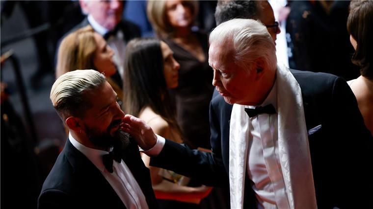 Francis Ford Coppola und sein wahnsinniges „Megalopolis“ Shia LaBeouf (l) und Jon Voight paludern auf dem roten Teppich miteinander.