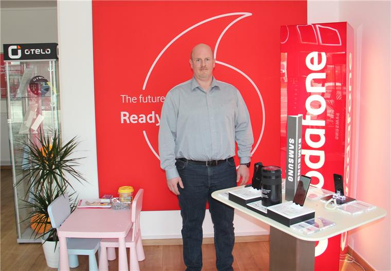 Shop-Manager Michael Geisweller freut sich auf alle Kunden in dem Geschäft in der Langener Landstraße in Bremerhaven. 