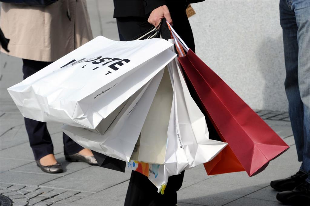 SHOPPEN: Die Schwarz-Rot-Gold-Blumenkette wurde in der Public-Viewing-Ekstase ze...