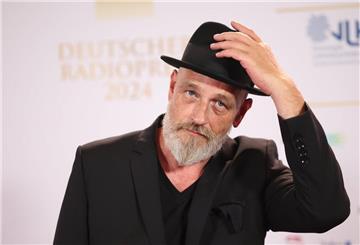 ARCHIV - 05.09.2024, Hamburg: Torsten Sträter, Komiker, kommt zur 15. Verleihung des Deutschen Radiopreises im Stage Theater Neue Flora. Der Komiker und Schriftsteller Torsten Sträter ist 2024 zum «Hutträger des Jahres» gekürt worden. (zu dpa: «Komiker Torsten Sträter ist «Hutträger des Jahres» 2024») Foto: Christian Charisius/dpa +++ dpa-Bildfunk +++