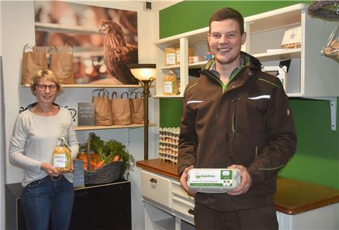 Sibylle Heins und ihr Sohn Marco wollen mehr Eier an den Mann bringen. Sie haben sich nicht nur mehr Hühner angeschafft, sondern auch einen Hofladen eingerichtet. Dort gibt es auch Kartoffeln, Möhren und Nudeln.