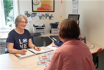 Sibylle Horstmann (links) sucht mit Menschen, die von Überschuldung bedroht sind, nach Wegen aus der Krise.