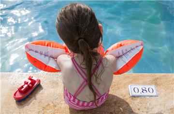 Sicher ohne Schwimmflügel schwimmen? Immer weniger Kinder können das am Ende der Grundschule. Mit einem neuen Projekt will das Schulamt jetzt mehr Schüler zum Schwimmerfolg führen. 