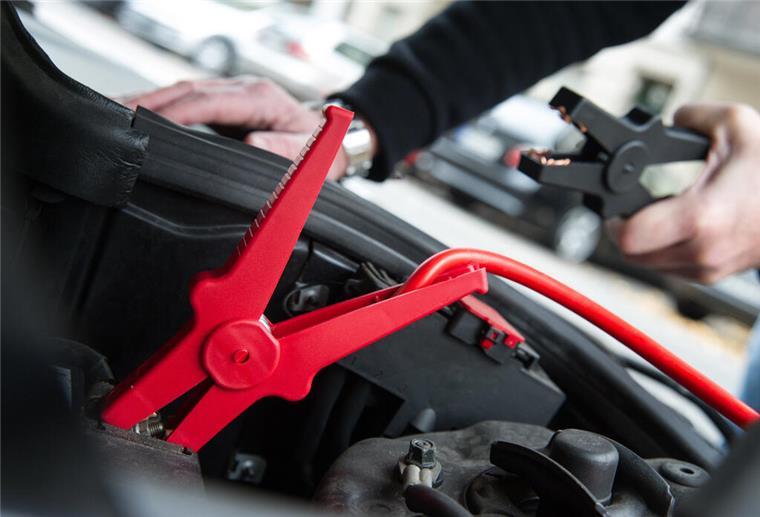 Starthilfe-Guide für Autos: Das raten TÜV und ADAC Bevor man das Starthilfe-Kabel anklemmt, sollte man sicher sein, dass das auch der richtige Anschlusspunkt ist.