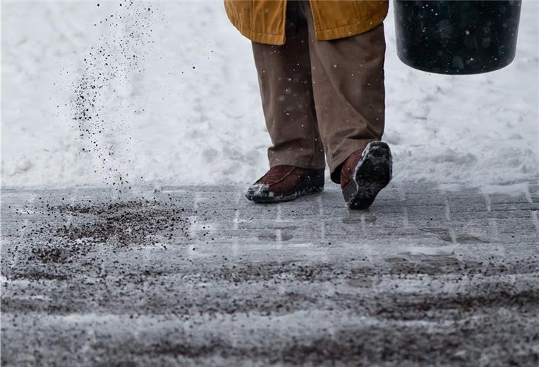 Sicherer Halt: Granulat oder Splitt wirken wie Spikes auf der glatten Fläche. Die Produkte sind aber gerade knapp. Foto: Daniel Karman/dpa