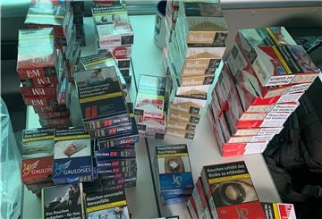 Zigarettenschachteln stehen gestapelt auf einem Tisch.