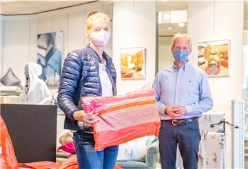 Sicherheit geht vor, auch beim Einkaufen: Kundin Annette Butzke und Inhaber Stephan Schulze-Aissen vom gleichnamigen Bettengeschäft setzen auf Masken. Foto: Hartmann