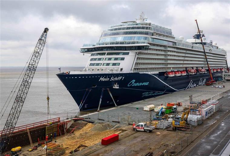  Das Kreuzfahrtschiff Mein Schiff 1 liegt an der Columbuskaje in Bremerhaven. Sicherheitsbedenken an Bord der Mein Schiff 1: Wegen zu starker Winde muss das Kreuzfahrtschiff einen geplanten Stopp in Visby kurzfristig absagen.