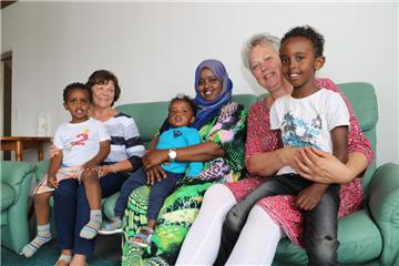 Sichtlich erfreut, dass die Flüchtlingsfamilie eine neue Wohnung gefunden hat: Flüchtlingshelferin Uta Riethmüller mit Sahal, Hawa Sheikh Hasan Ibrahim mit Yoonis und Flüchtlingshelferin Susanne Puvogel mit Sadiq