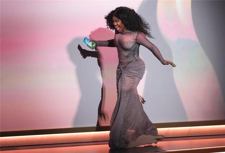 Taylor Swift schreibt mit viertem Album Grammy-Geschichte Sichtlich erfreut stürmt Sängerin SZA auf die Bühne um den Preis für den besten R&B-Song entgegenzunehmen.