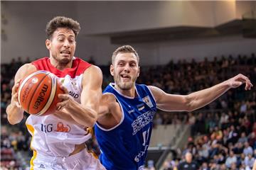 Sid-Marlon Theis (links) ist ein Spieler mit Potenzial.  Der Eisbären-Neuzugang hat im Dezember 2018 sein Länderspieldebüt für Deutschland gegeben.  