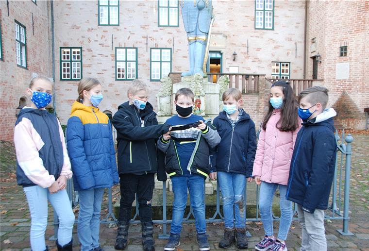 Sie alle waren am Schwert-Fund beteiligt (von links): Lilli Becker, Claas Bruns, Jonas Eybe, Connar von Thaden, Matthias Holtmann, Mesan Deks und Maximilian Koch vom Niedersächischen Internatsgymnasium vor der restaurierten Roland-Figur im Burghof von Bad Bederkesa.